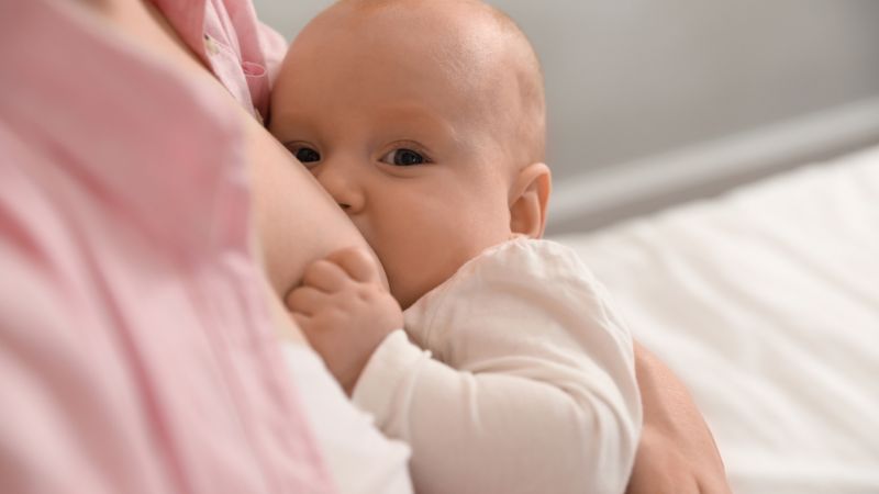 Kháng thể trong sữa mẹ có thể giúp trẻ chống tại virus 1 Kháng thể trong sữa mẹ có thể giúp trẻ chống tại virus Ảnh minh họa